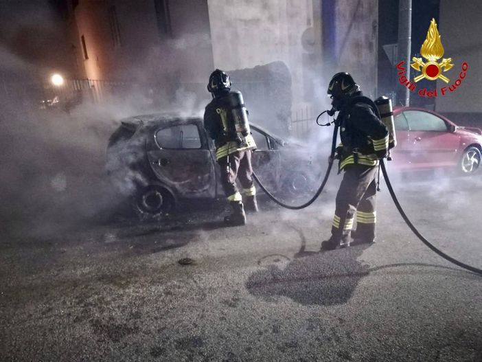 Auto in fiamme nella notte a Luino, è caccia al piromane. I vigili del fuoco evitano che l'incendio si propaghi