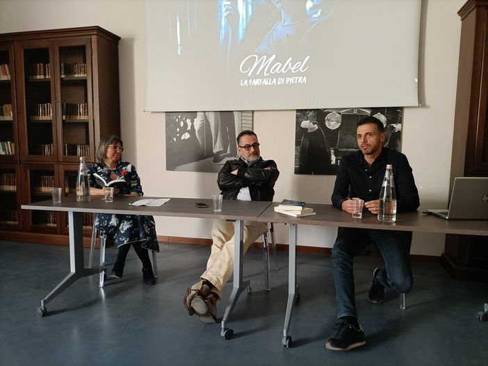 Da destra, la psicologa Enrica Baretta, il giallista Emiliano Bezzon e lo scrittore Dario Campanale, autore di "Mabel - La farfalla di pietra" Da destra, la psicologa Enrica Baretta, il giallista Emiliano Bezzon e lo scrittore Dario Campanale, autore di "Mabel - La farfalla di pietra"