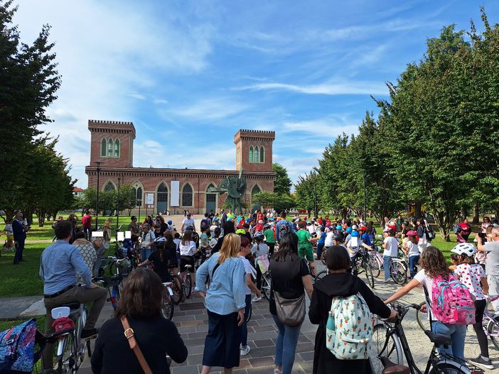 Busto sulle due ruote, sono i bambini a dare lezione Busto sulle due ruote, sono i bambini a dare lezione