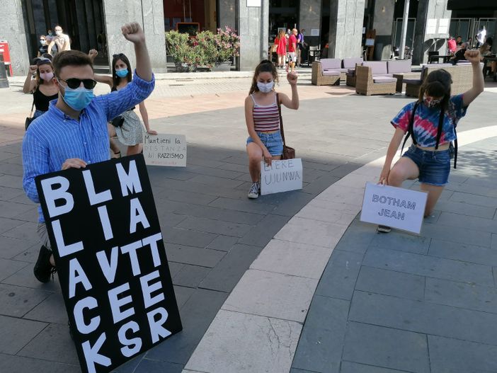 FOTO. Un centinaio di persone in piazza Monte Grappa per il Black Lives Matter FOTO. Un centinaio di persone in piazza Monte Grappa per il Black Lives Matter