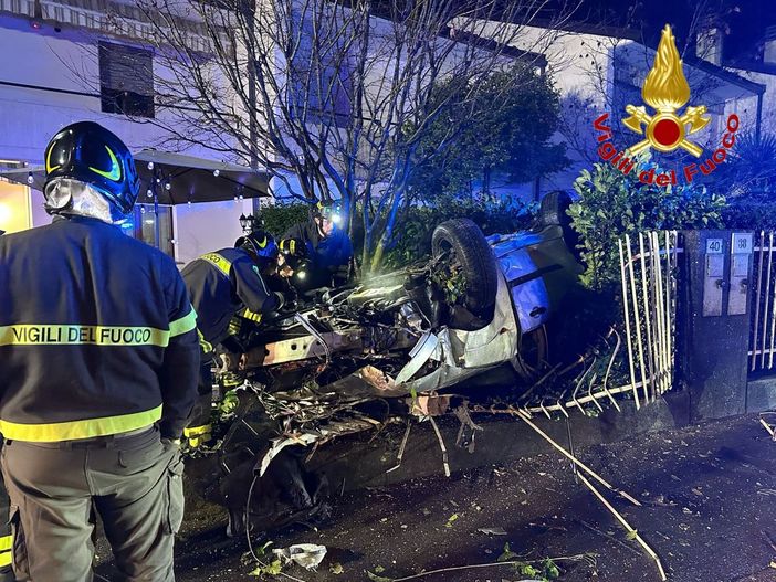 FOTO - Auto si ribalta in via Rodari a Varese. Intervengono i vigili del fuoco