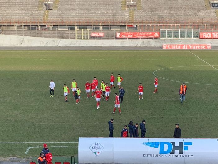 L'uscita dei giocatori del Varese a fine gara