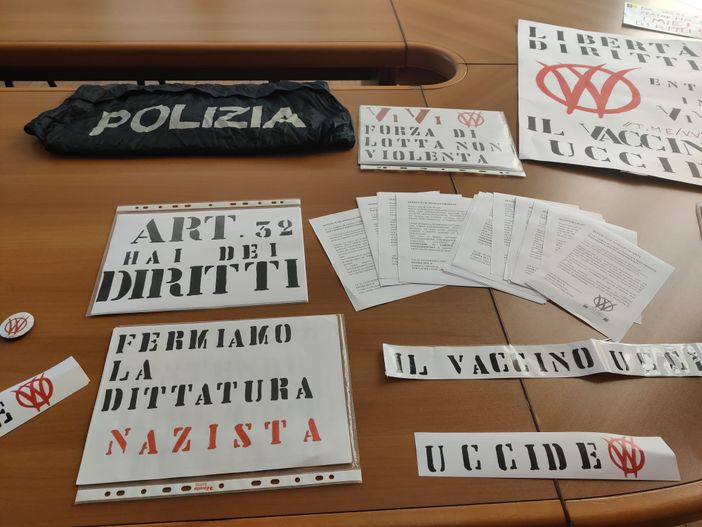 FOTO E VIDEO. Scritte no vax a Varese, la Digos denuncia due persone legate a V_V