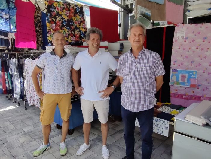 «Venditori di borse in simil pelle». Ambulanti furiosi con il consigliere Binelli: «Ci ha offeso svilendo il nostro lavoro»