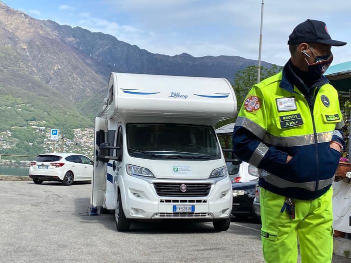 Monti in visita all'hub di Cadero: «Il camper per le vaccinazioni è un successo»