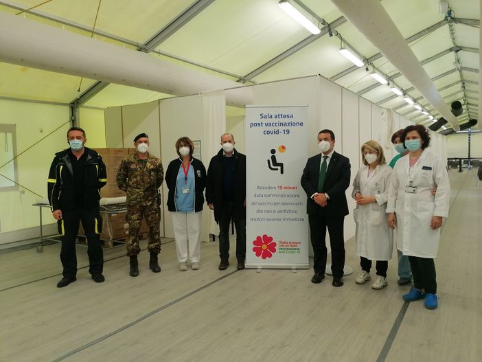 FOTO E VIDEO. Candiani e Galli in visita all'hub della Schiranna: «Ora attivare un centro anche a Tradate» FOTO E VIDEO. Candiani e Galli in visita all'hub della Schiranna: «Ora attivare un centro anche a Tradate»