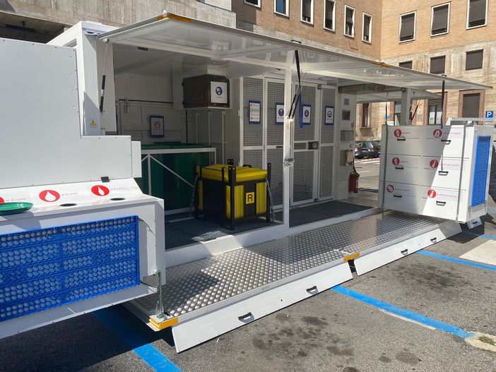 VIDEO. Piccoli rifiuti problematici o pericolosi e olio: da domenica i varesini possono consegnarli al centro mobile nel loro quartiere