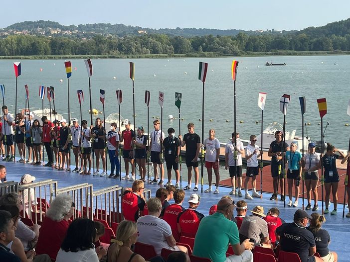 VIDEO. Le bandiere di 62 nazioni sui remi, la torcia iridata accesa nel lago più bello di un mare: il mondo rema a Varese