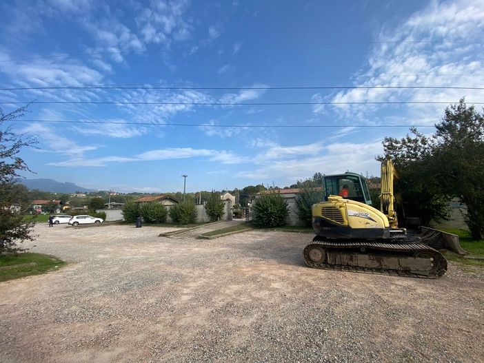 Varese, ruspe in azione per l'asfaltatura del parcheggio al cimitero di Capolago Varese, ruspe in azione per l'asfaltatura del parcheggio al cimitero di Capolago