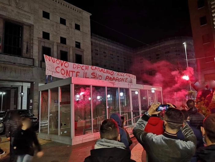 L'associazione Cuori InVersi: «Vicini a chi soffre e scende in piazza ma atti e parole di violenza non c'entrano con la disperazione»
