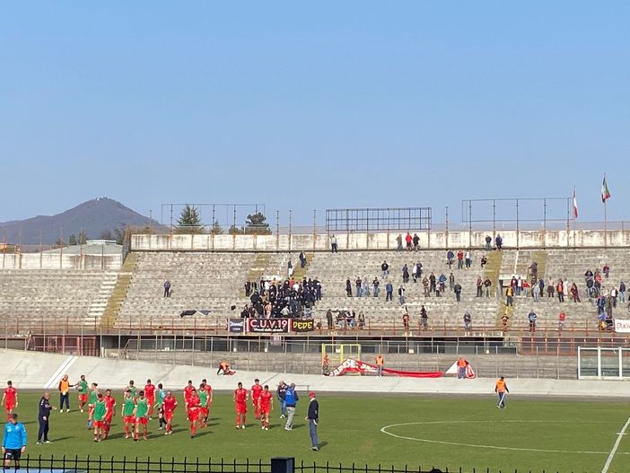 Gli ultrà voltano le spalle alla squadra che si presenta sotto i distinti e poi contestano Gli ultrà voltano le spalle alla squadra che si presenta sotto i distinti e poi contestano