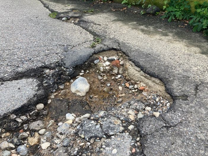 Uno dei crateri disseminati a Bizzozero, in questo caso in via Nabresina