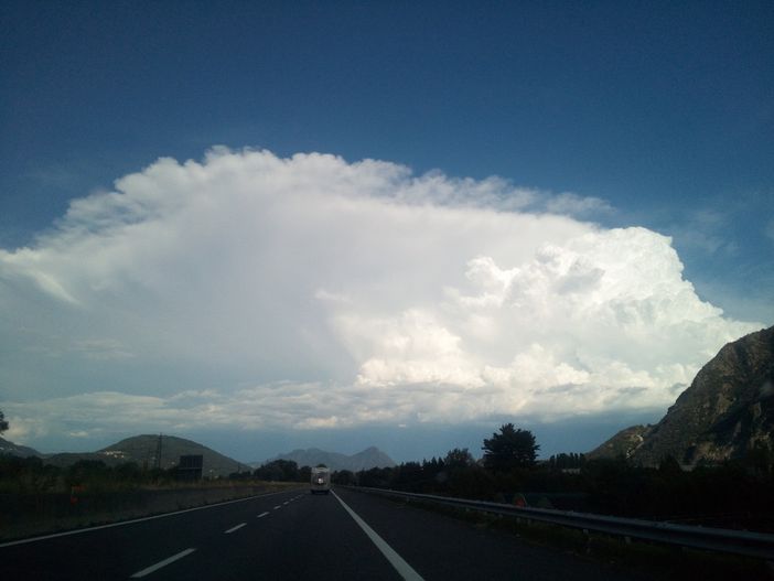 Grande cumulonembo sulla nostra provincia (foto P. Valisa - Centro Geofisico Prealpino) Grande cumulonembo sulla nostra provincia (foto P. Valisa - Centro Geofisico Prealpino)