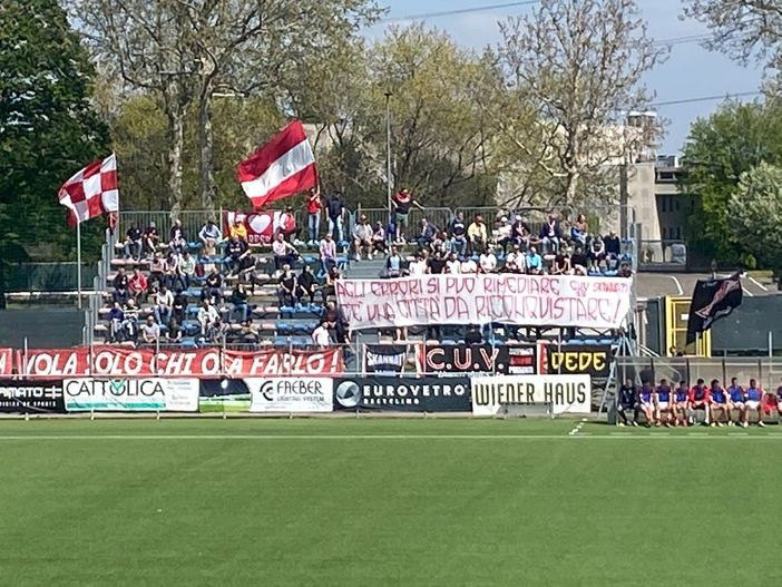 "Agli errori si può rimediare, c'è una città da riconquistare" scrivono gli ultrà sullo striscione prima del via