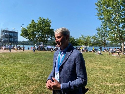 Il sindaco Davide Galimberti parla davanti ad autorità, cittadini e volontari della Protezione Civile e della Società Astronomica Schiapparelli nel giorno dell'inaugurazione della "palazzina delle emergenze" a Villa Baragiola Il sindaco Davide Galimberti parla davanti ad autorità, cittadini e volontari della Protezione Civile e della Società Astronomica Schiapparelli nel giorno dell'inaugurazione della "palazzina delle emergenze" a Villa Baragiola