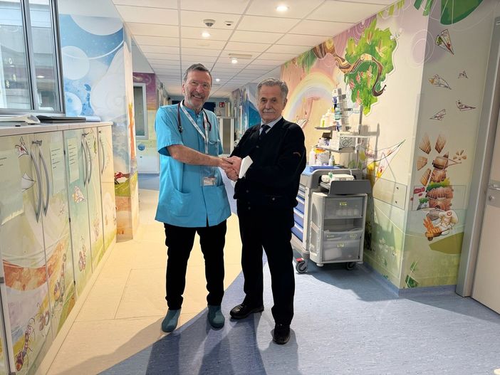 Un Cavaliere di Gran Croce in visita all'ospedale Del Ponte per ringraziare i professionisti di Asst Sette Laghi