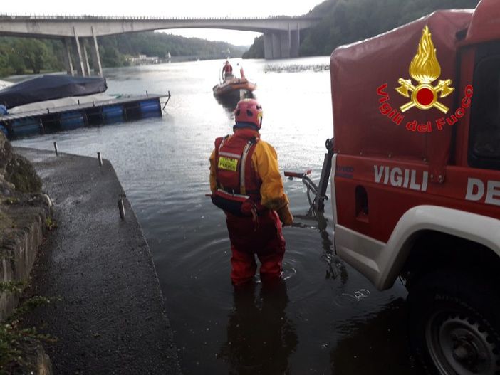 Guasto al motore sotto il temporale, imbarcazione in balia del Ticino si incaglia contro la diga