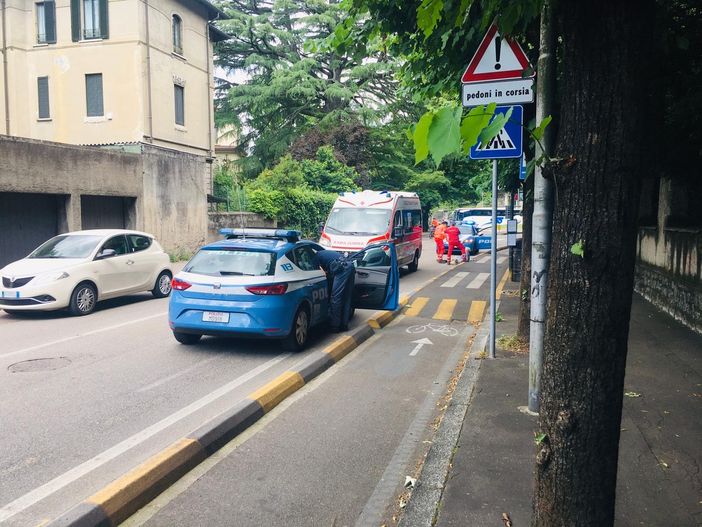Varese, anziana cade in strada e si ferisce. «Grazie a quei poliziotti che l'hanno subito soccorsa» Varese, anziana cade in strada e si ferisce. «Grazie a quei poliziotti che l'hanno subito soccorsa»