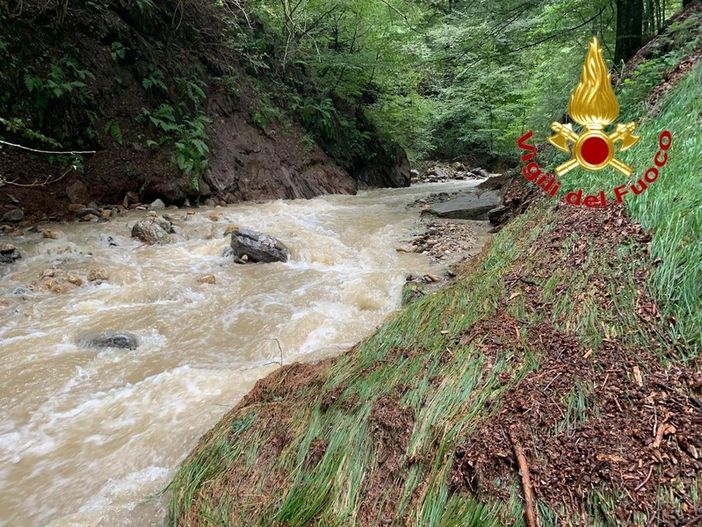 Maccagno, boschi al setaccio per ritrovare l'escursionista travolto dal torrente: rinvenuti dei vestiti