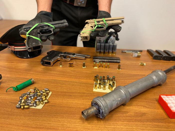 Spara in aria per intimidire il padre della compagna: in casa i carabinieri trovano un laboratorio di armi artigianali