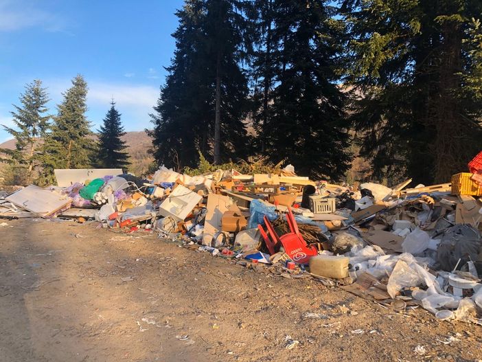 FOTO. Una ferita nei nostri boschi: eternit, mattoni, pneumatici e maiali. Viaggio nella discarica abusiva sequestrata dai carabinieri FOTO. Una ferita nei nostri boschi: eternit, mattoni, pneumatici e maiali. Viaggio nella discarica abusiva sequestrata dai carabinieri
