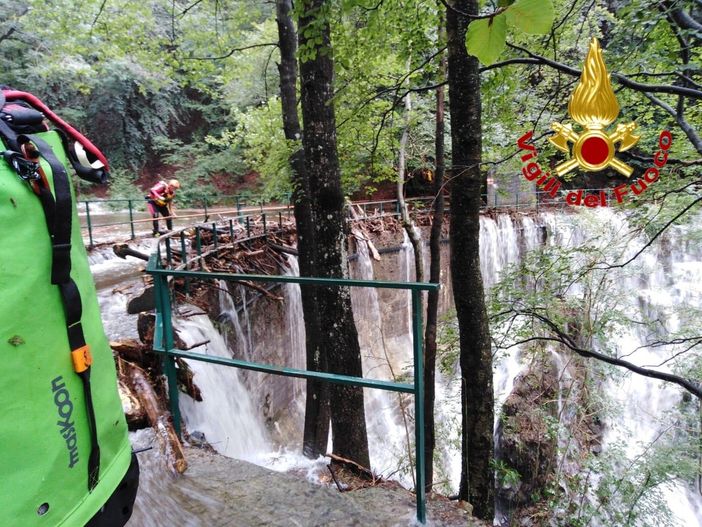 Le ricerche dell'uomo disperso dall'elicottero dei vigili del fuoco