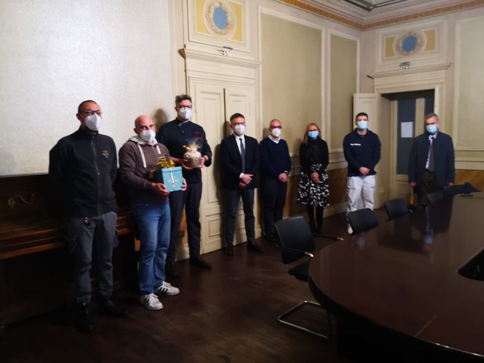 Quattrocento panettoni e due apparecchi per l'ossigeno. Confartigianato al fianco degli ospedali di Asst Sette Laghi Quattrocento panettoni e due apparecchi per l'ossigeno. Confartigianato al fianco degli ospedali di Asst Sette Laghi
