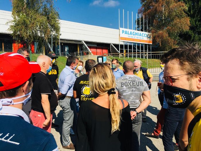 FOTO. Palaghiaccio inagibile, cresce la protesta. Monti: «Il sindaco investa subito se no qui muore tutto» FOTO. Palaghiaccio inagibile, cresce la protesta. Monti: «Il sindaco investa subito se no qui muore tutto»