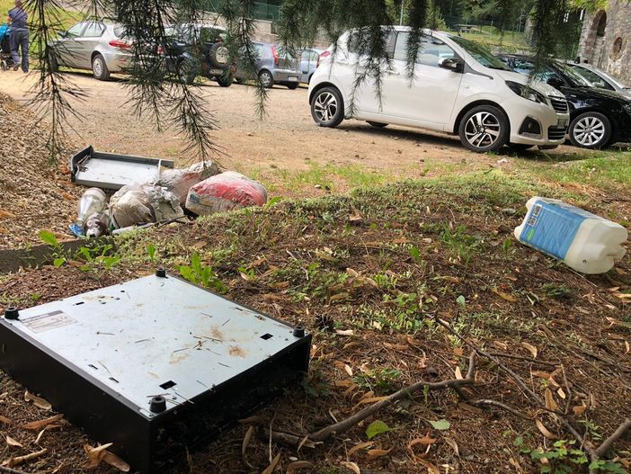 Villa Toeplitz ferita dall'inciviltà: nel parcheggio una discarica tra plastica, pannolini e preservativi