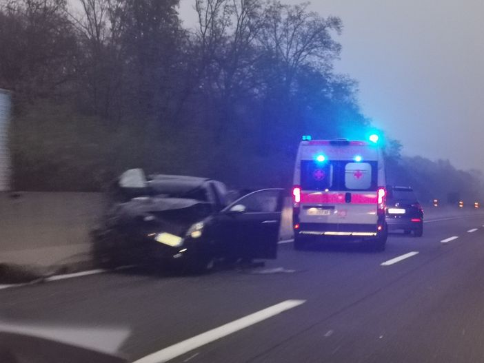 FOTO. Scontro tra un camion e un'auto in autostrada: un giovane ferito e code