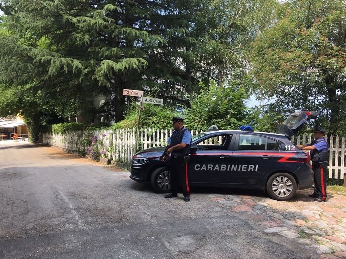 Droga nei boschi della Valganna, pusher in manette. A tradirlo il cellulare con cui gestiva lo spaccio