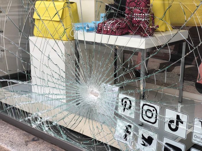 Presa a mazzate la vetrina della Valigeria Ambrosetti: tentato furto o vandalismo? «In ogni caso l'amarezza è grande» Presa a mazzate la vetrina della Valigeria Ambrosetti: tentato furto o vandalismo? «In ogni caso l'amarezza è grande»