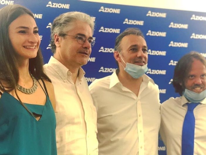 Nella foto: il referente Sacha Bianchi con i responsabili del Comitato di Sesto Calende durante