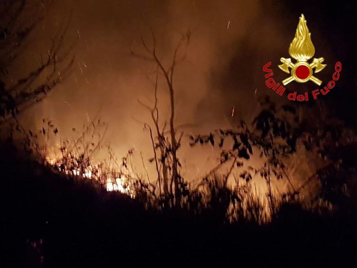 FOTO. Vento forte, boschi in fiamme nell'Alto Varesotto. Vigili del fuoco al lavoro a Maccagno