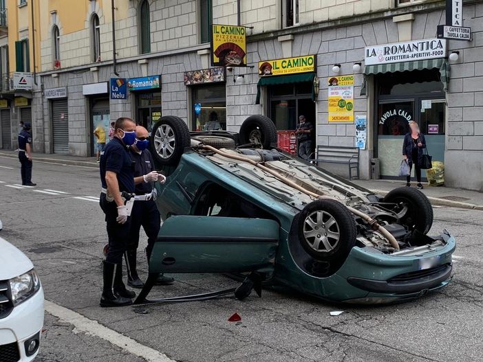 FOTO. Varese, paura in via Magenta: auto si ribalta dopo lo schianto FOTO. Varese, paura in via Magenta: auto si ribalta dopo lo schianto