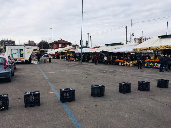 La desolazione del mercato del sabato: poche bancarelle e ancora meno clienti