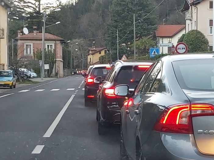 Code questa mattina verso la dogana di Porto Ceresio (foto inviataci da Fabio Averna) Code questa mattina verso la dogana di Porto Ceresio (foto inviataci da Fabio Averna)