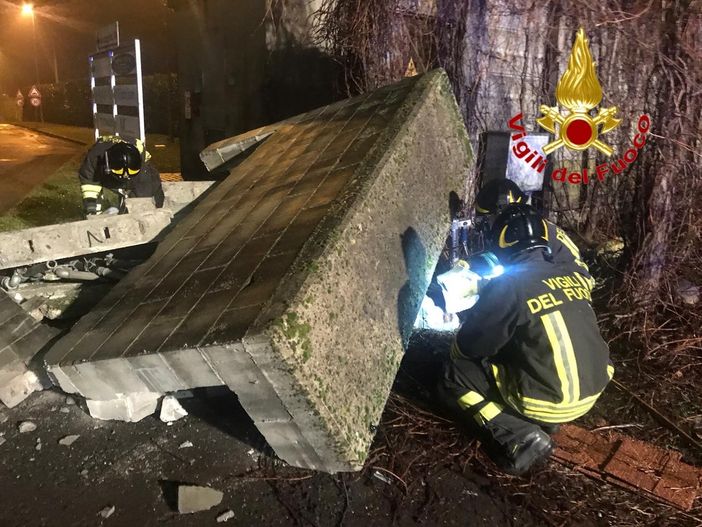 Caronno Pertusella: camion sfonda il muro e provoca una fuga di gas Caronno Pertusella: camion sfonda il muro e provoca una fuga di gas