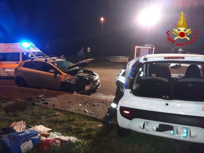 FOTO. Gemonio, schianto tra due automobili all'incrocio: un ferito grave FOTO. Gemonio, schianto tra due automobili all'incrocio: un ferito grave