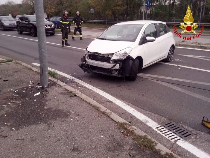 Auto finisce fuori strada in via Schuster e si schianta contro un palo Auto finisce fuori strada in via Schuster e si schianta contro un palo