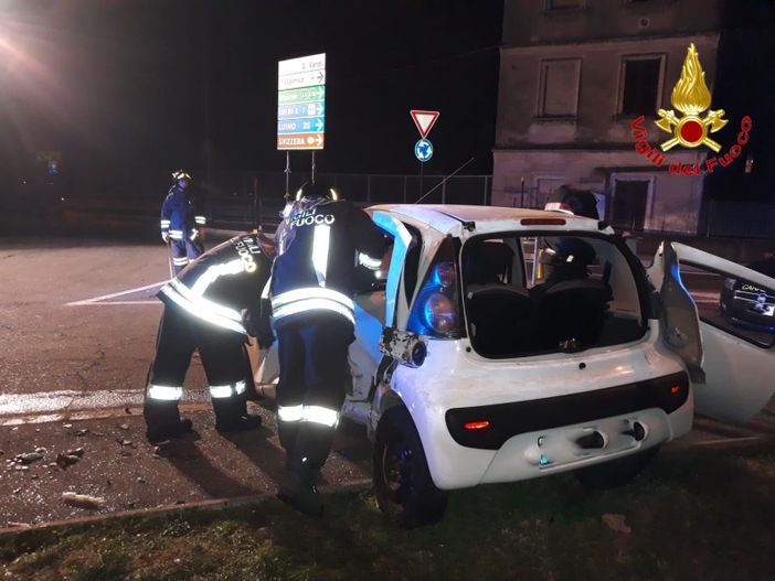Incidente frontale tra due auto a Gemonio: morta una donna di Angera, ferito il marito Incidente frontale tra due auto a Gemonio: morta una donna di Angera, ferito il marito