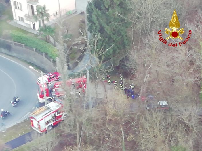 Auto vola per venti metri nel dirupo a Cadegliano Viconago: feriti madre e figlio. Ecco le immagini dell'incidente Auto vola per venti metri nel dirupo a Cadegliano Viconago: feriti madre e figlio. Ecco le immagini dell'incidente