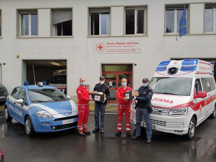Il grande cuore della polizia di Luino: una donazione alla Croce Rossa per sostenere le famiglie in difficoltà