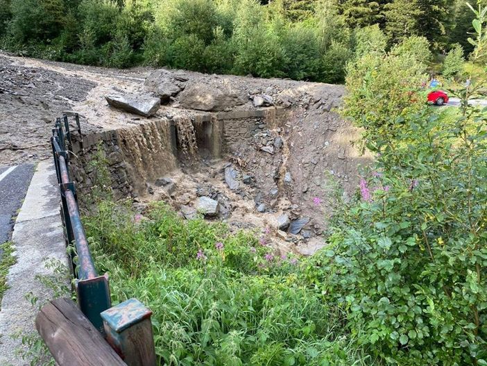 Frana travolge un'auto, tragedia in Valmalenco: tre morti, grave un bimbo di 5 anni Frana travolge un'auto, tragedia in Valmalenco: tre morti, grave un bimbo di 5 anni