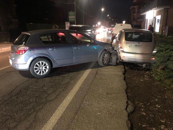 Induno, auto finisce contro una macchina in sosta: code in via Jamoretti Induno, auto finisce contro una macchina in sosta: code in via Jamoretti