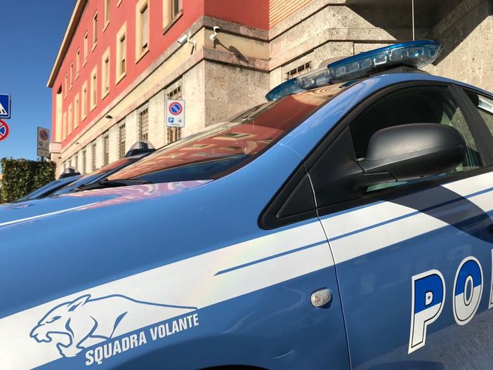 Furto con spaccata a colpi di pietre in un bar di Varese: la polizia arresta due donne Furto con spaccata a colpi di pietre in un bar di Varese: la polizia arresta due donne