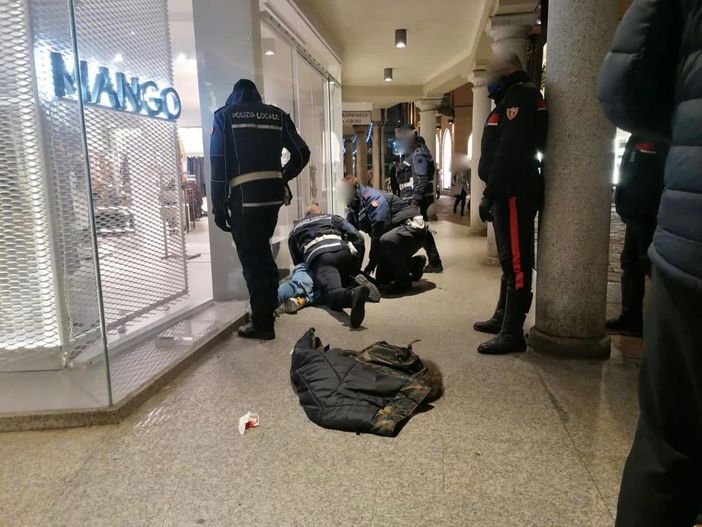 Varese, la prima giornata di movida finisce con l'arrivo delle forze dell'ordine. Tensione in pieno centro dopo l'aperitivo Varese, la prima giornata di movida finisce con l'arrivo delle forze dell'ordine. Tensione in pieno centro dopo l'aperitivo