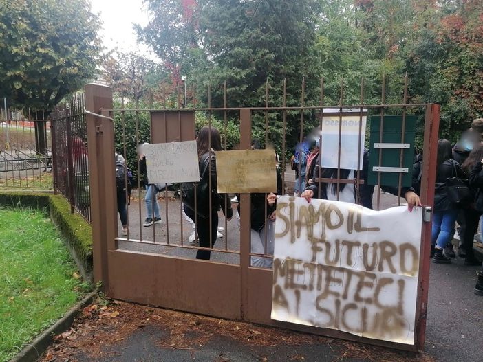 Continua la protesta degli studenti del Casula: un centinaio di ragazzi fuori dai cancelli