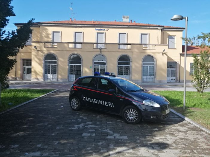 Sesto Calende: il treno viene soppresso, lui reagisce rompendo con un calcio la porta della stazione Sesto Calende: il treno viene soppresso, lui reagisce rompendo con un calcio la porta della stazione