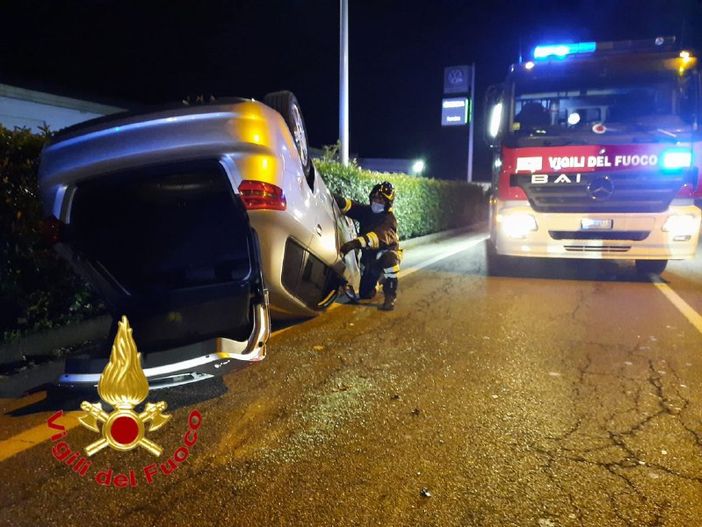 Carambola fra tre auto, una si ribalta. Paura sul Sempione a Casorate